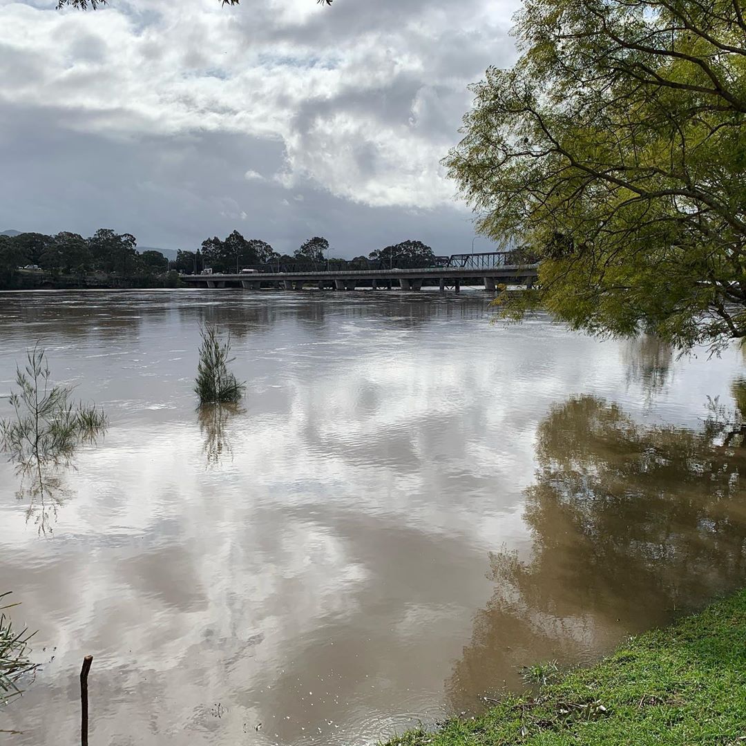 Flooding in Nowra as big waves pound NSW coastline